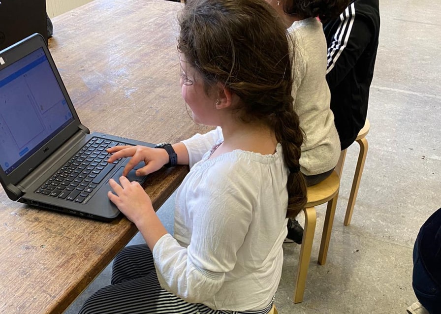 Een kind achter een laptop